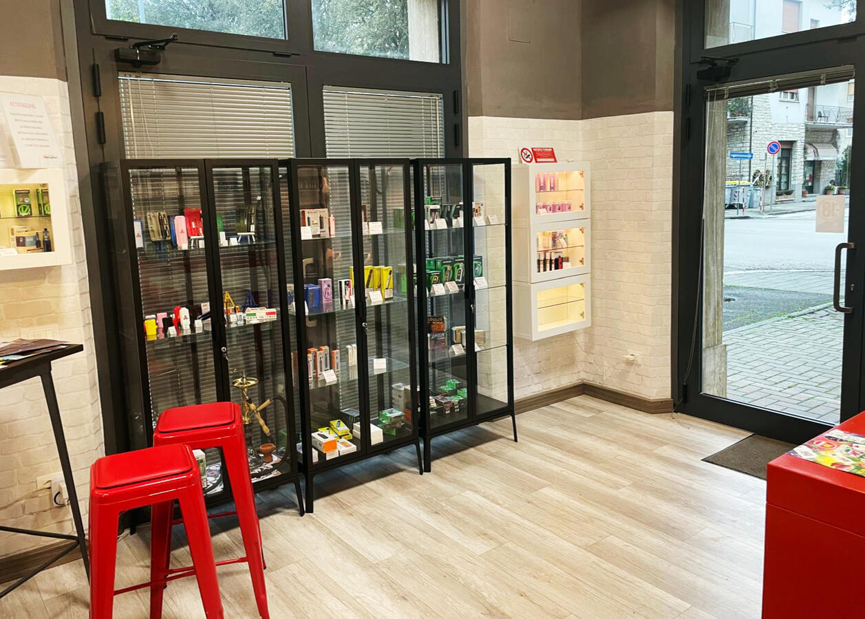 Interno negozio Emporio Vapori Umbertide