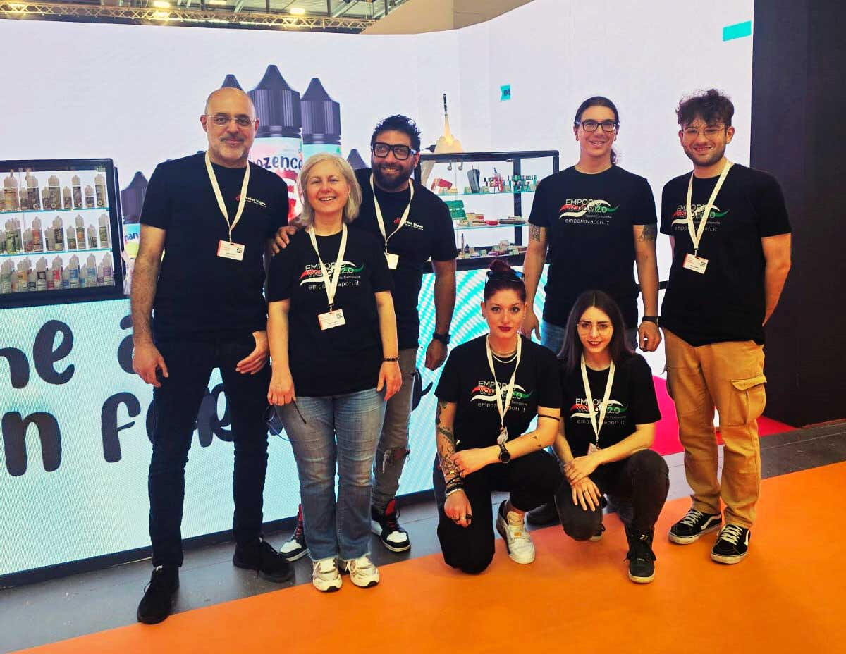 Il Team Emporio Vapori al completo presenta il brand Genius Vapes in occasione del Vapitaly 2024